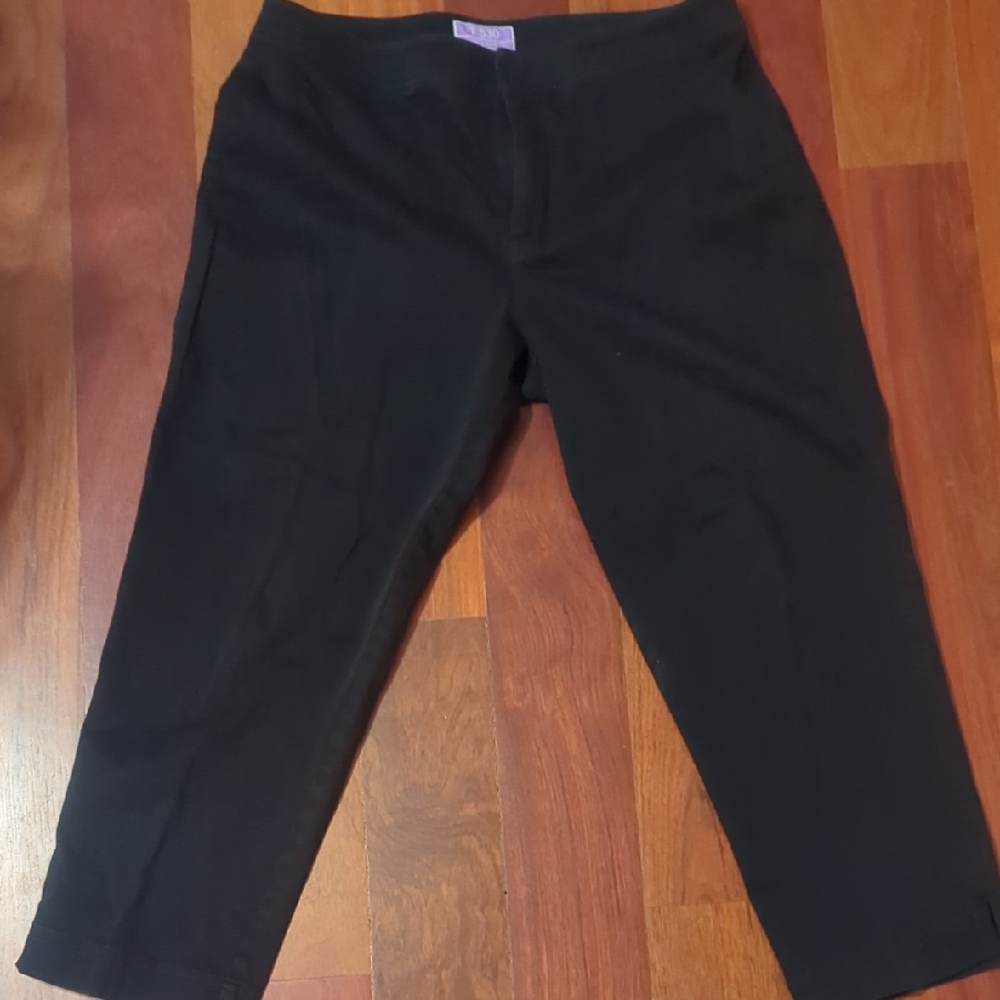 Debra deRoo T 530 Black Cropped Pants